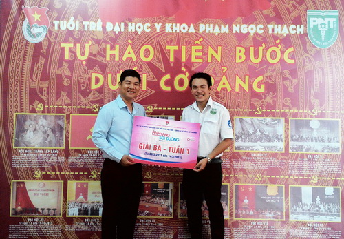 Trao giải Ba cho Hồ Quang Chánh – sinh viên ĐH Y khoa Phạm Ngọc Thạch (TP HCM)
